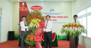 Ông Phạm Ánh - Phó Tổng giám đốc Công ty TNHH MTV Cao su Bình Long tặng lẵng hoa chúc mừng Đại hội