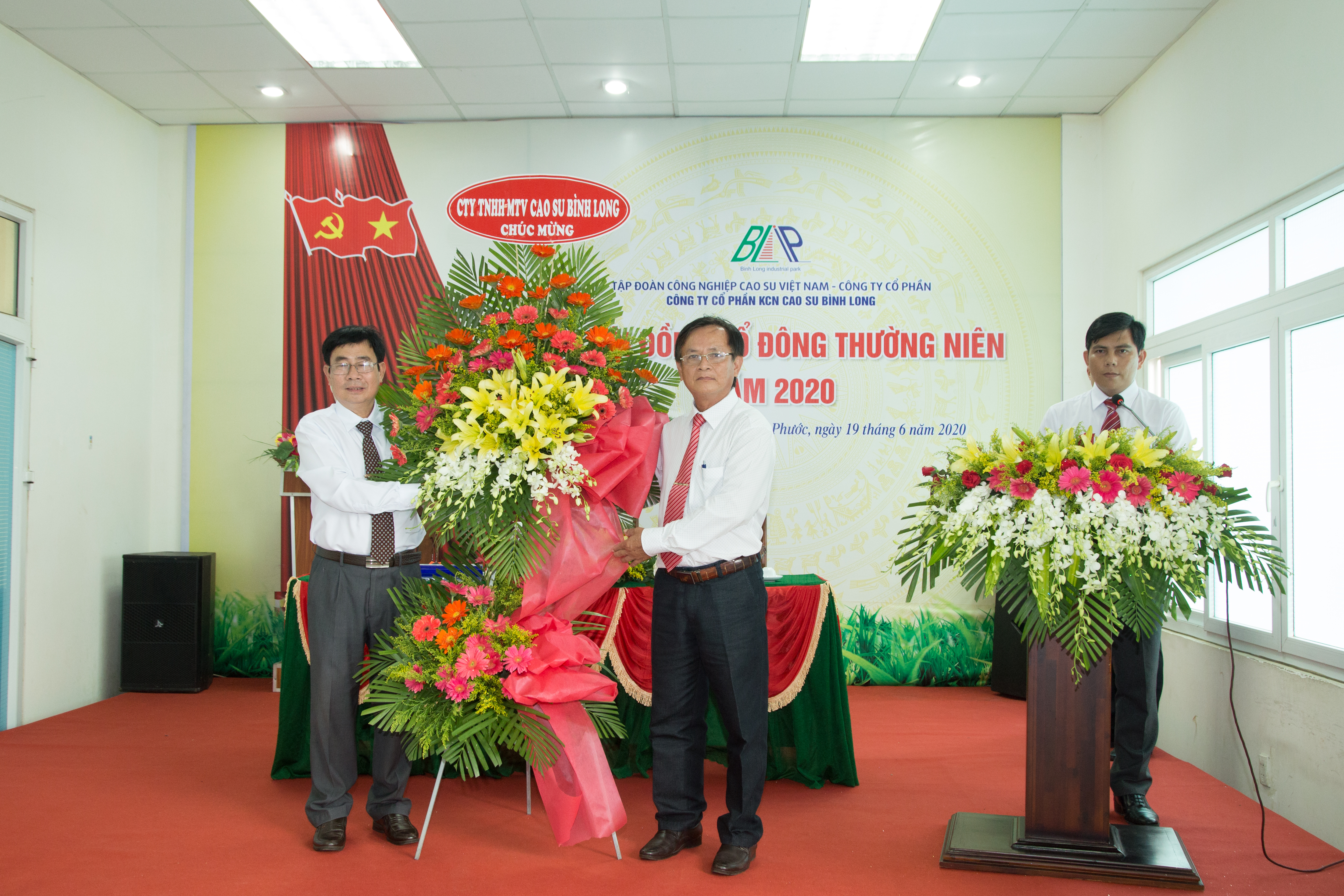 Ông Phạm Ánh - Phó Tổng giám đốc Công ty TNHH MTV Cao su Bình Long tặng lẵng hoa chúc mừng Đại hội