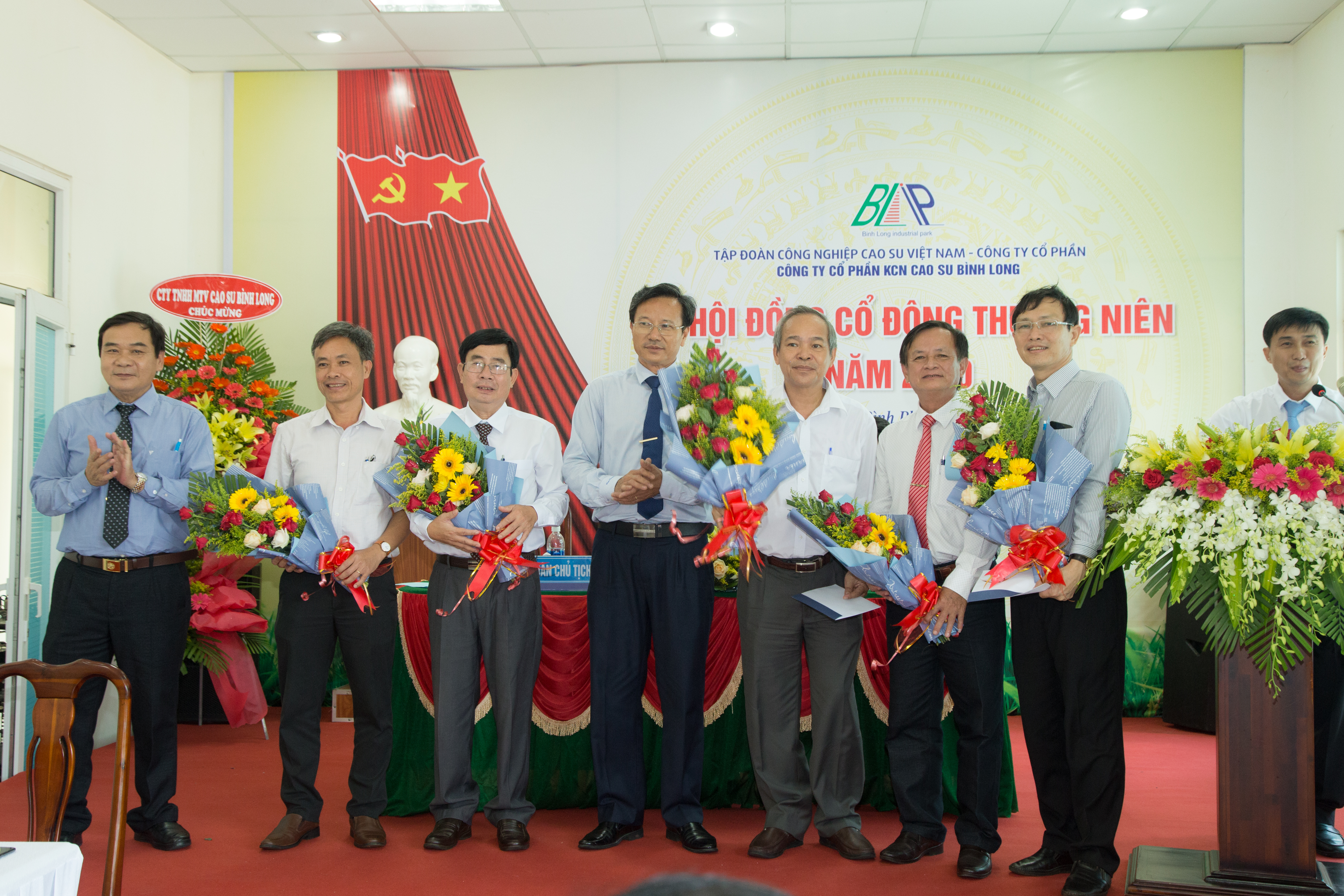 Ông Lê Văn Vui - Chủ tịch HĐQT tặng hoa lưu niệm cho Thành viên HĐQT, BKS niệm kỳ cũ