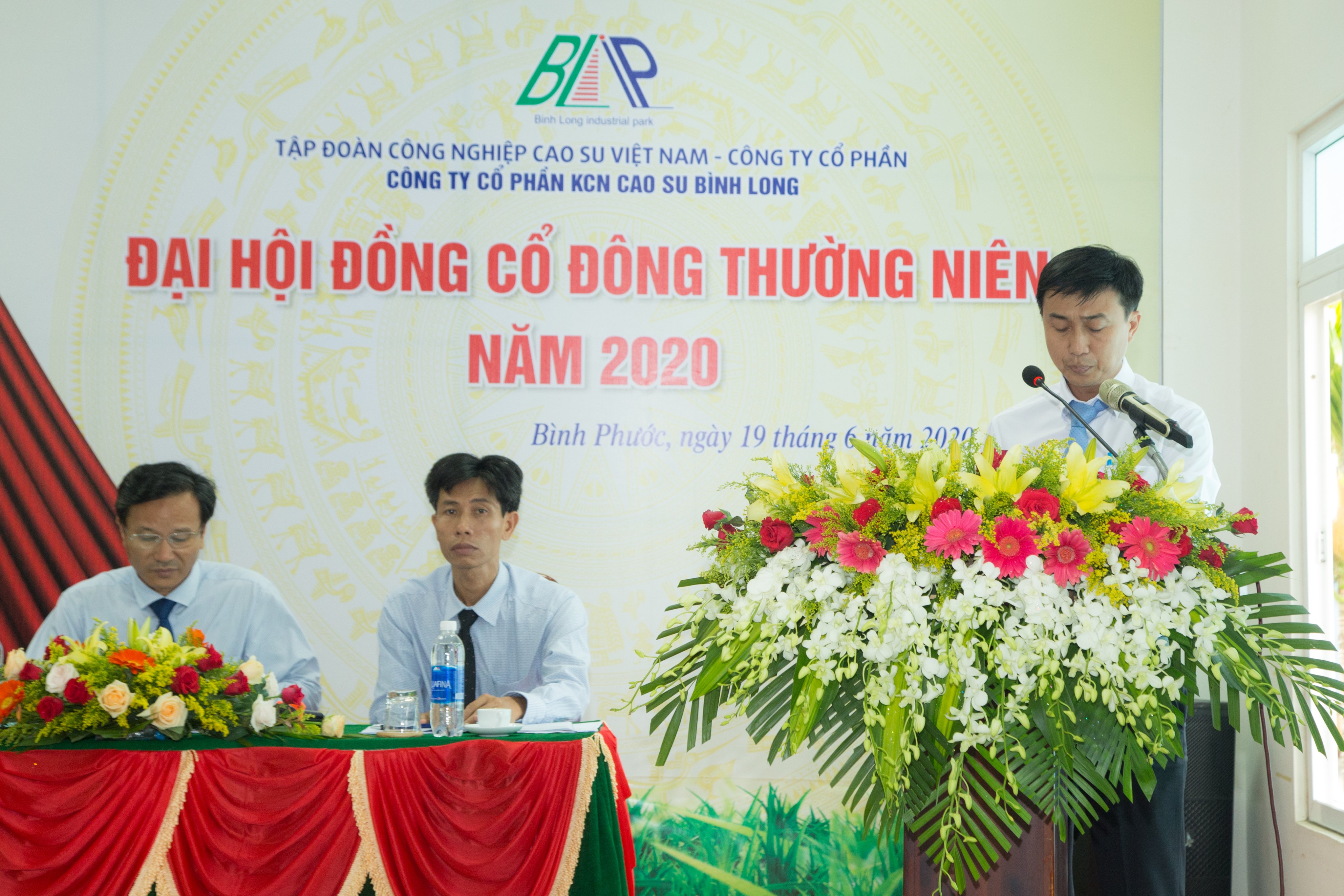 Ông Huỳnh Văn Thi - Phó Tổng giám đốc Công ty báo cáo thẩm tra tư cách cổ đông tham dự đại hội