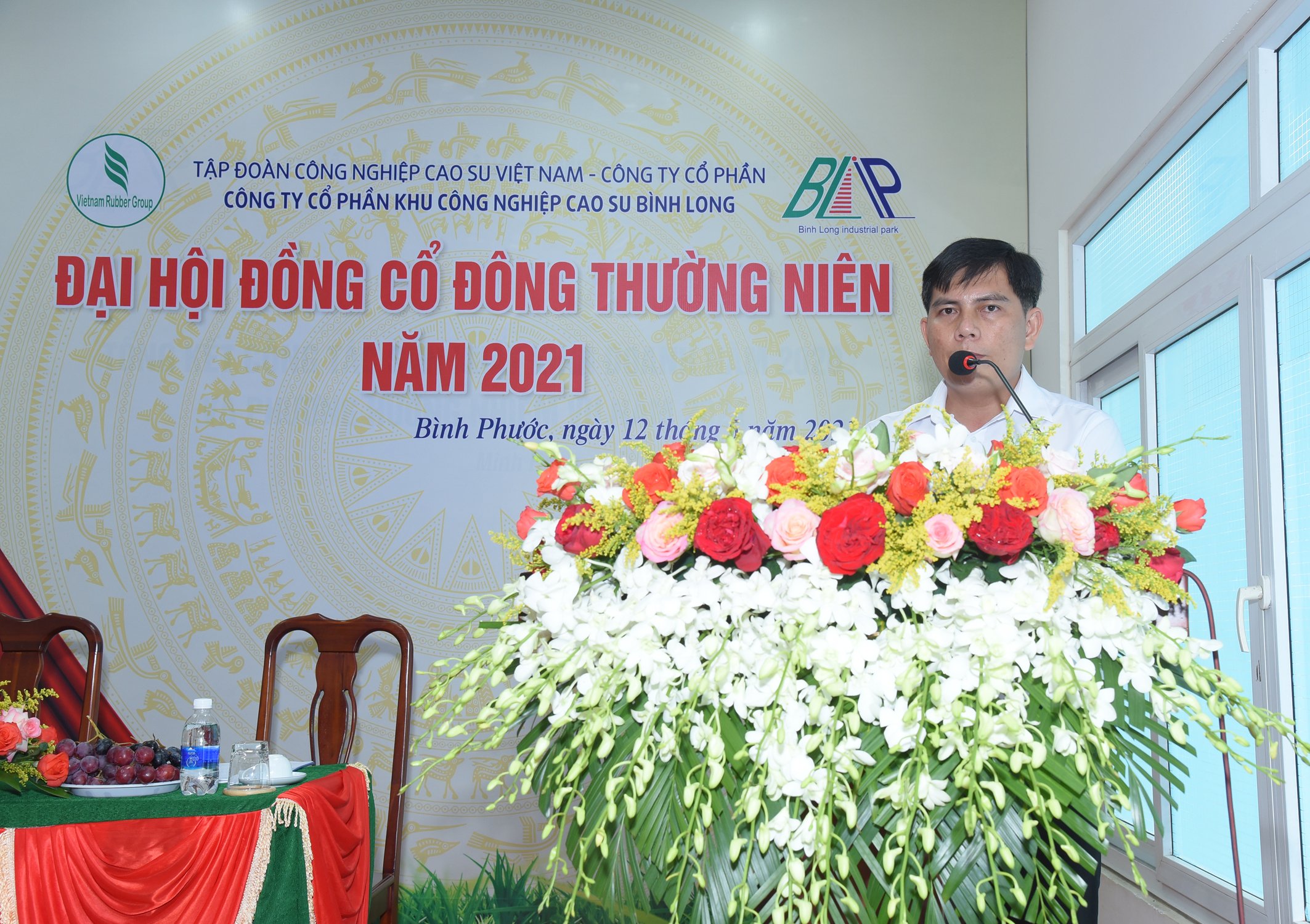 Ông Nguyễn Đức Cường - TP. TC - HC Công ty tuyên bố lý do, giới thiệu Đại biểu, thành phần tham dự Đại hội