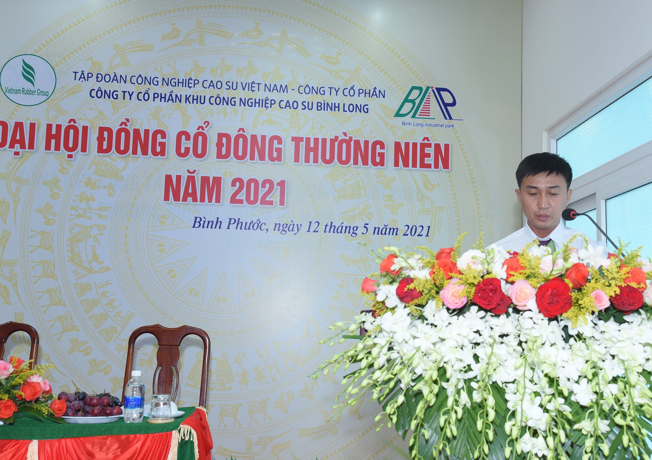 Ông Huỳnh Văn Thi – Trưởng Ban kiểm tra tư cách CĐ & Ban kiểm phiếu, thực hiện báo cáo kết quả kiểm tra tư cách cổ đông tham dự Đại hội